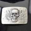 Gürtelschnalle Totenkopf, Totenkopf in Flammen, dunkel Silber