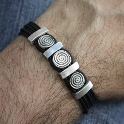 Leather bracelet, with metal elements