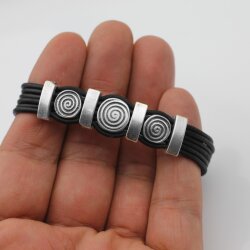 Leather bracelet, with metal elements