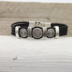 Leather bracelet, with metal elements