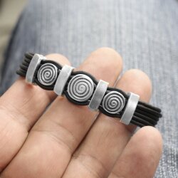 Leather bracelet, with metal elements