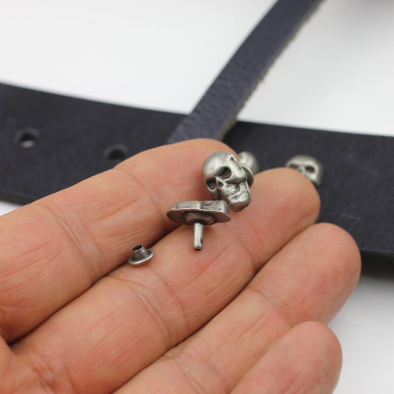 Totenkopf Hundehalsband Aus Kunstleder | Mit Spike-Nieten, Verstellbar | Für Mittlere Bis Große Hunde