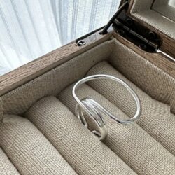 Auffälliger Ovaler Statement Ring in Silber – Wellenform Modern Minimalistisch