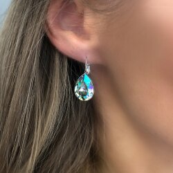 Elegant earrings with sparkling pear-shaped Swarovski crystals in an antique brass frame. Perfect for special occasions and as a stylish accessory for everyday wear.