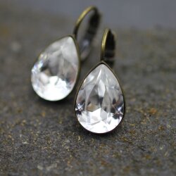 Elegant earrings with sparkling pear-shaped Swarovski crystals in an antique brass frame. Perfect for special occasions and as a stylish accessory for everyday wear.