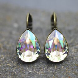 Elegant earrings with sparkling pear-shaped Swarovski crystals in an antique brass frame. Perfect for special occasions and as a stylish accessory for everyday wear.