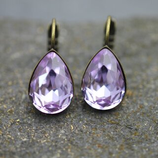 Elegant earrings with sparkling pear-shaped Swarovski crystals in an antique brass frame. Perfect for special occasions and as a stylish accessory for everyday wear. 20 Violet