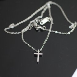 Unisex minimalistic Silber-plated cross pendant necklace – waterproof and elegant jewelry for women and men