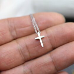 Unisex minimalistic Silber-plated cross pendant necklace – waterproof and elegant jewelry for women and men