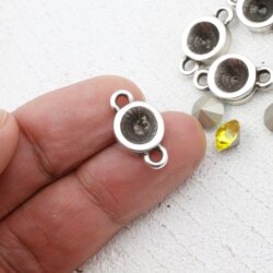 10 Stück Anhängerfassungen mit 2 Ösen für 8 mm Swarovski Chatons – Versilbert