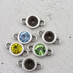 10 Stück Anhängerfassungen mit 2 Ösen für 8 mm Swarovski Chatons – Versilbert