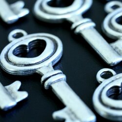 10 Heart Key Pendants
