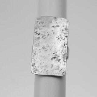 Rechteckiger Ring, gehämmert 1,6x3,1 cm Altsilber