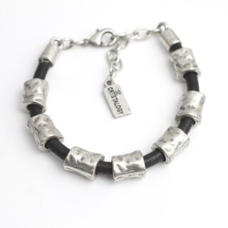 Hippes Lederarmband mit Metallrhrchen