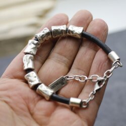 Hippes Lederarmband mit Metallröhrchen