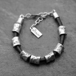 Hippes Lederarmband mit Metallröhrchen