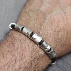 Hippes Lederarmband mit Metallröhrchen