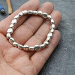 Schlichtes Armband mit Eckigen Metall Perlen mit Gummizug, unisex