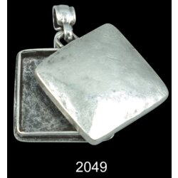 Square Medaillon Pendant