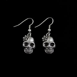 Lady Skull, Deaths head earrings