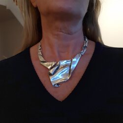 Statement-Halskette Silberfarben, Skulpturaler Collier, Einzigartiger Halsschmuck, Modernes Kunst-Design