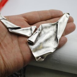Statement-Halskette Silberfarben, Skulpturaler Collier, Einzigartiger Halsschmuck, Modernes Kunst-Design