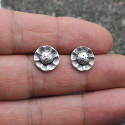 Flower stud earrings, 1,3 cm