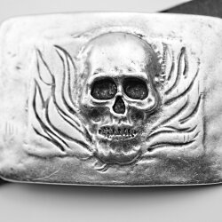 Gürtelschnalle Totenkopf, Totenkopf in Flammen, altsilber