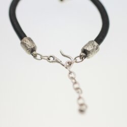 Verspieltes Lederarmband mit Metallblume und...