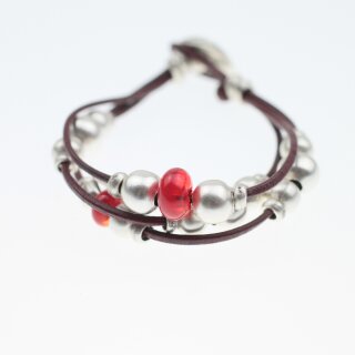Ethno Style Armband mit roten Perlen und Metall Elementen
