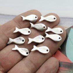 20 Fish Charms 18 x 8 mm (Ø 1.2 mm)