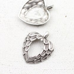 10 Wing Heart Charms 31x26 (Ø 3 mm)