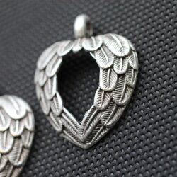 10 Wing Heart Charms 31x26 (Ø 3 mm)