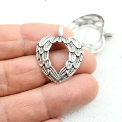 10 Wing Heart Charms 31x26 (Ø 3 mm)