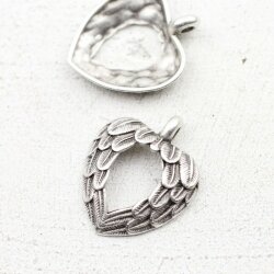 10 Wing Heart Charms 31x26 (Ø 3 mm)