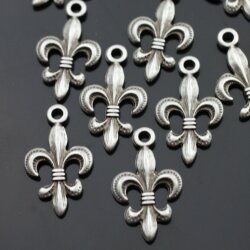 10 Anhänger Fleur de Lis 24x14 mm (Ø 2 mm)