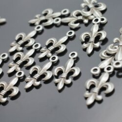 10 Anhänger Fleur de Lis 24x14 mm (Ø 2 mm)