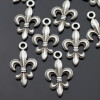 10 Anhänger Fleur de Lis 24x14 mm (Ø 2 mm)