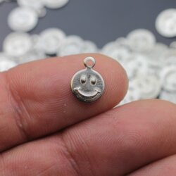 20 Smiley Charms, Messing 8 mm (Ø 1 mm)