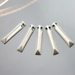 10 Zamak Anhänger 30x5 mm (Ø 4 mm)