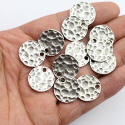 10 Hammered Surface Round Charms Pendants 21 mm (Ø 2,5 mm)