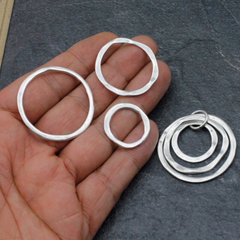 5 Kreise Anhänger, Drei Ring Anhänger, Altsilber, 7,14