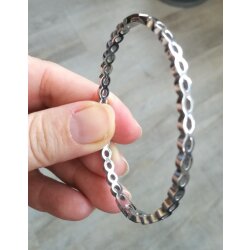 Beautiful metall bracelet with clicking closure