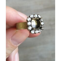 Ring setting with crystal border für 8 mm Chatons,...