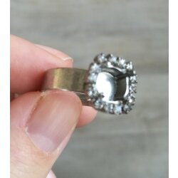 Ring setting with crystal border for 10 mm Rivoli Crystals