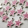 10 Stern Charms Anhänger mit Pinker Emaille