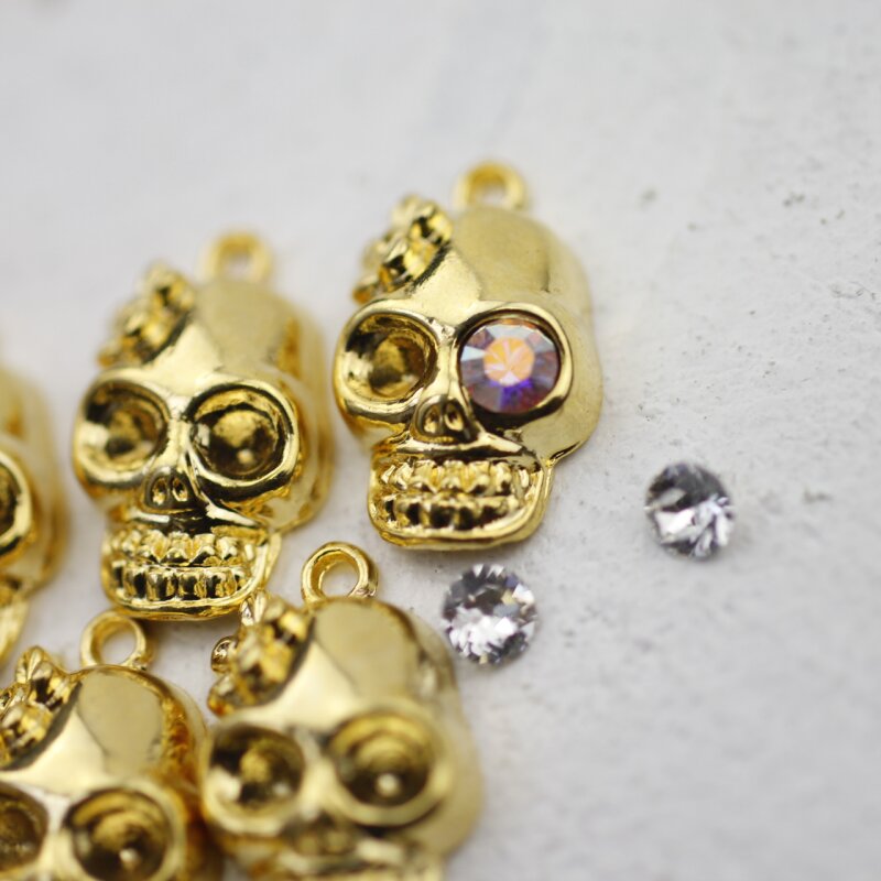 10 Lady Totenkopf Anhänger, gold Charms