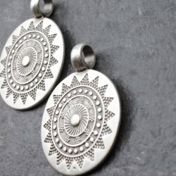 1 Großer ethnischer Sonnen Mandala Anhänger 33 mm, altsilber