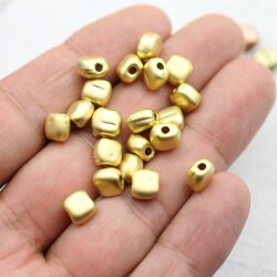 10 Rechteckige, quadratische Perlen, mattgold