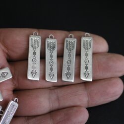 10 Silver Arow Charms, Arow Pendant, Antique Silver